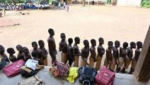 أطفال في ساحل العاج في خلال فحص طبي (إيسوف سانوغو/ فرانس برس)
