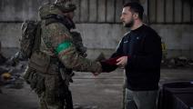 زيلينسكي يزور جنوده في باخموت (رويترز)