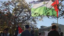 طلاب يرفعون العلم الفلسطيني في جامعة تل أبيب (فرانس برس)
