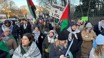 متظاهرون داعمون لغزة أمام محكمة العدل الدولية (العربي الجديد)