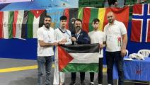 ضياء خالد (الثاني من اليسار) بعد تتويجه بالميدالية (حساب الأولمبية الفلسطينية على فيسبوك)