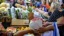 متجر خضروات وفاكهة في سوق الكرمل في تل أبيب، 6 يونيو 2022 (Getty)