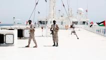  أفراد من جماعة الحوثي يحرسون سفينة جالاكسي