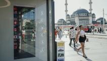 لوحة إلكترونية تعرض أسعار صرف العملات في إسطنبول