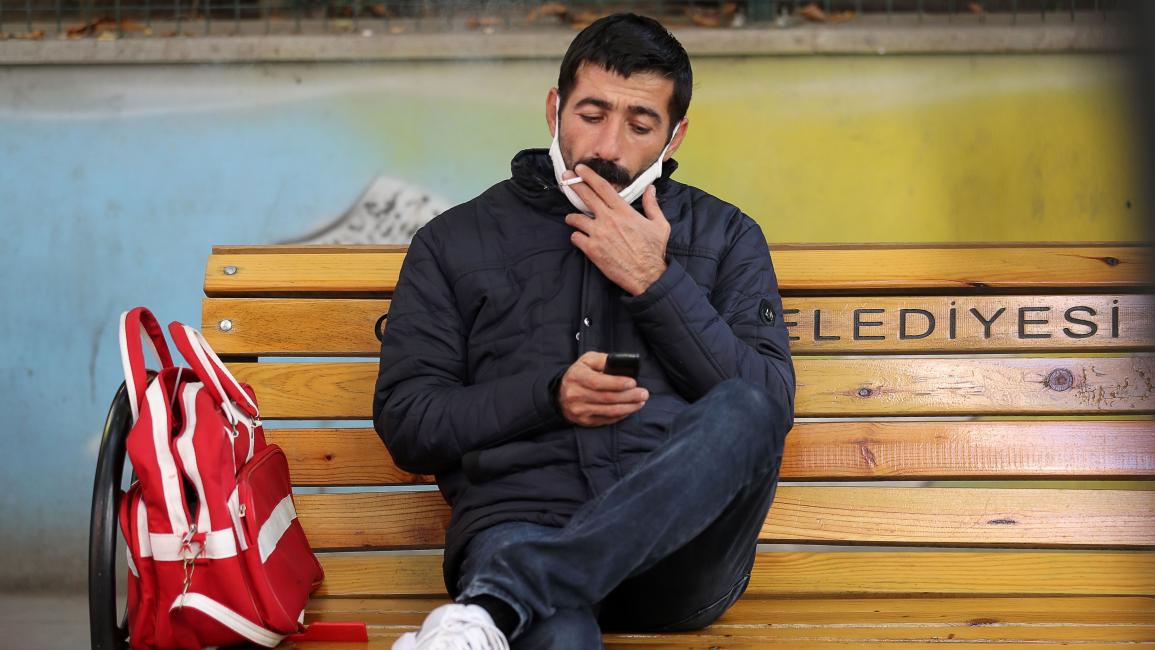 تدخين وسط كورونا في تركيا (آدم ألتان/ فرانس برس)