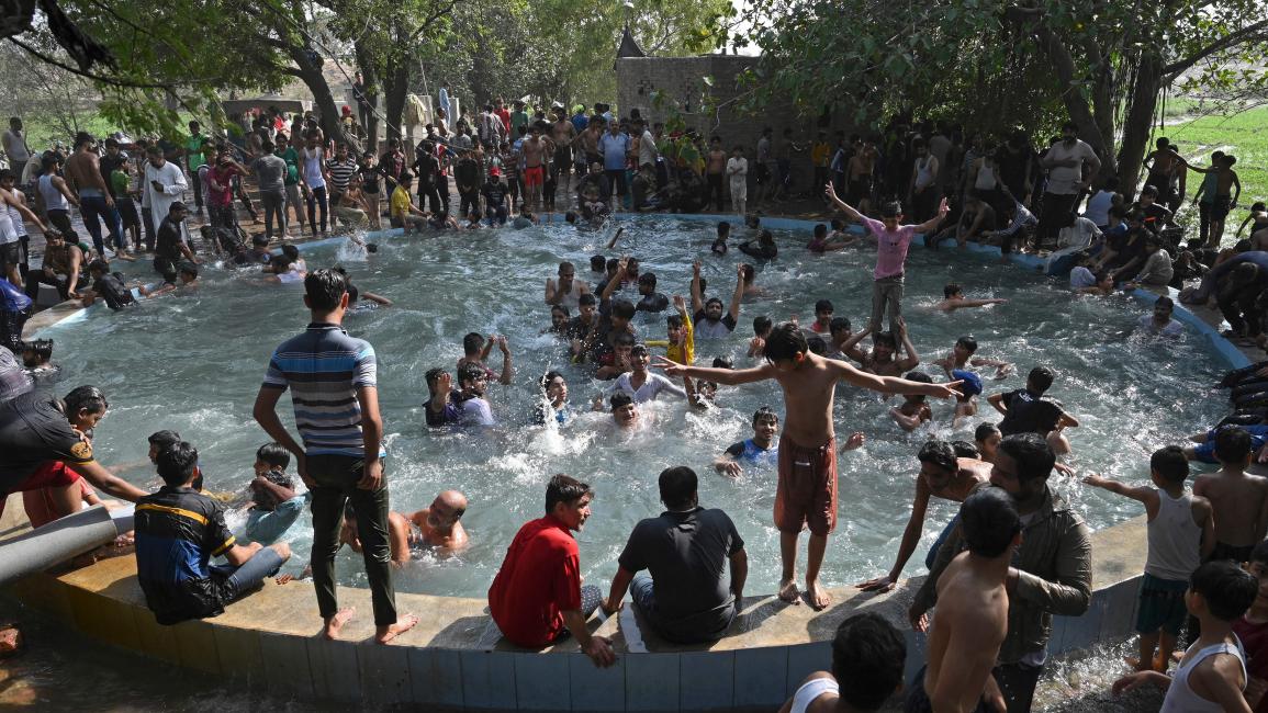 يسبحون في لاهور (عارف علي/ فرانس برس)