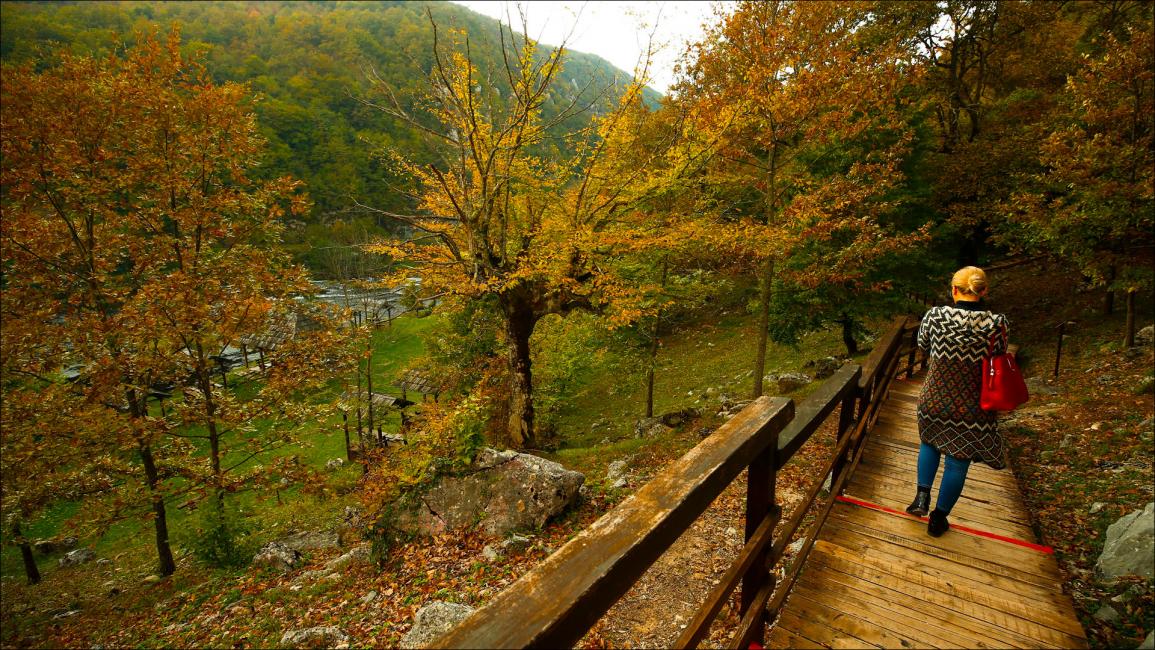 البوسنة.. حديقة "أونا" تتزين بألوان الخريف الساحرة