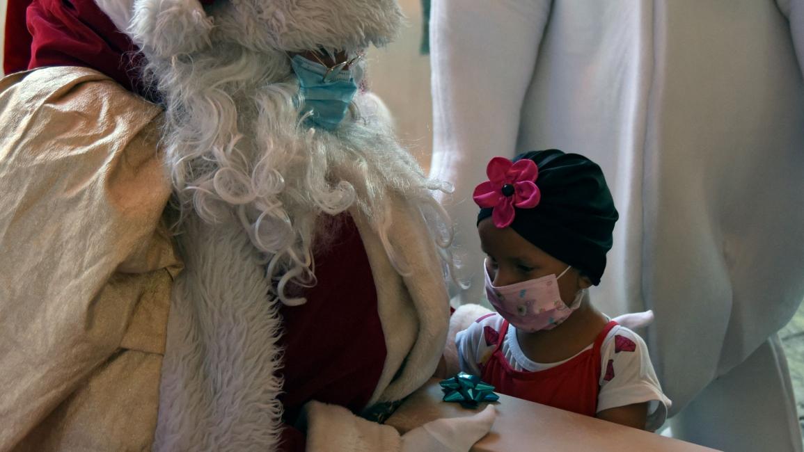 هدية لطفلة مريضة في غواتيمالا (أورلاندو ايسترادا/ فرانس برس)