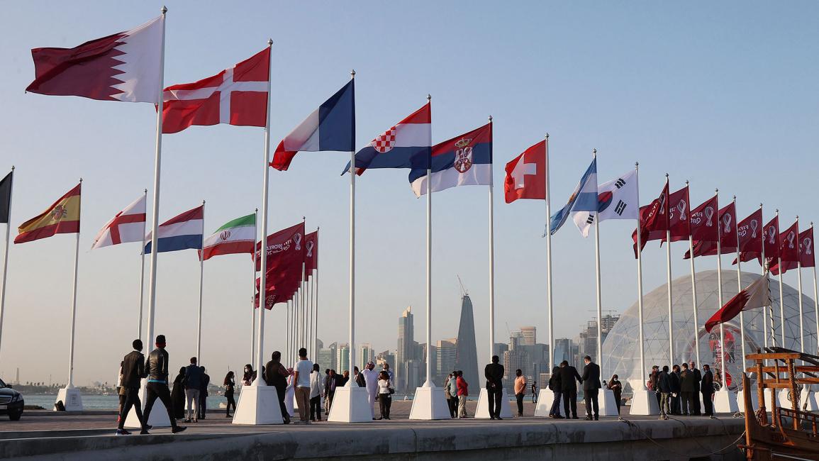 أعلام الدول المؤهلة على طول كورنيش الدوحة (كريم جعفر/فرانس برس)