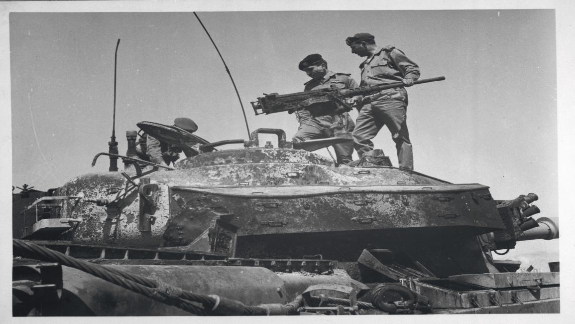 الملك حسين على ظهر دبابة إسرائيلية بعد معركة الكرامة في 22/ 3/ 1968 (Getty)