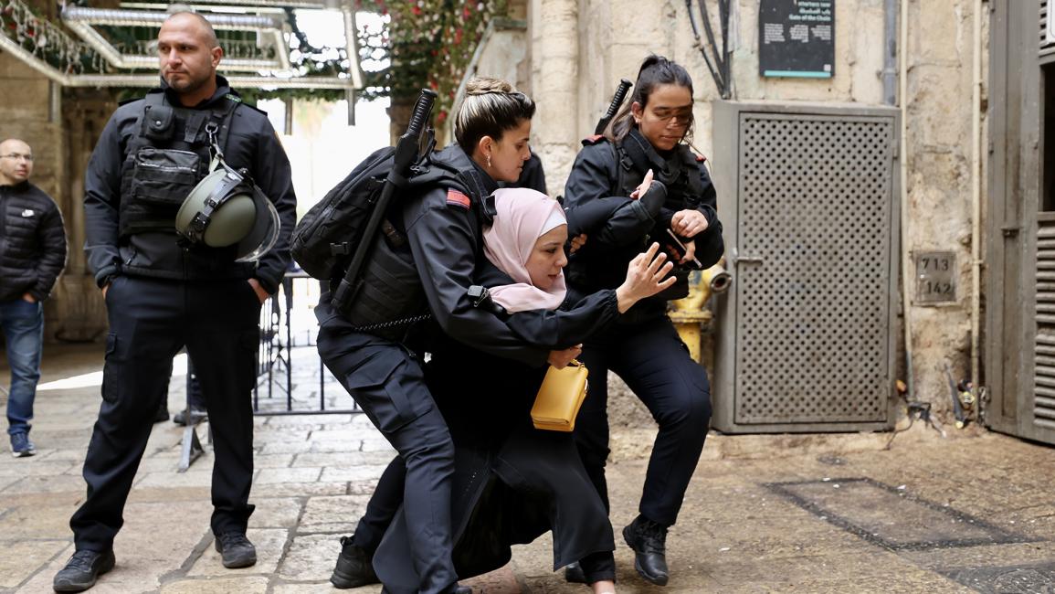 إبعاد امرأة فلسطينية بالقوة على يد شرطة الاحتلال (مصطفى الخروف/الأناضول)