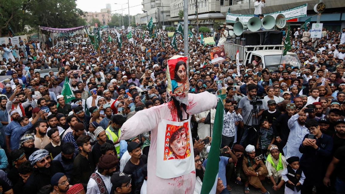 رفع دمية ملطخة بالدماء للمتحدثة باسم حزب بهاراتيا جاناتا - باكستان (رويترز / أختار سومرو)