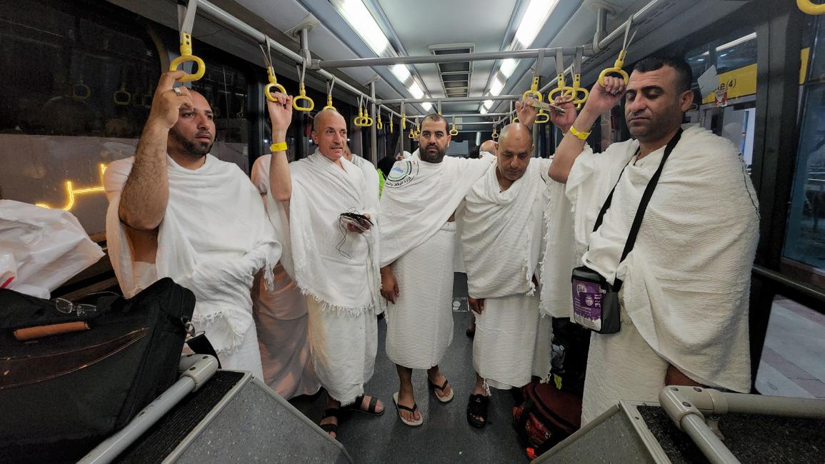 حجاج فلسطينيون في حافلة داخل مطار القاهرة (أشرف عمرة / Getty)