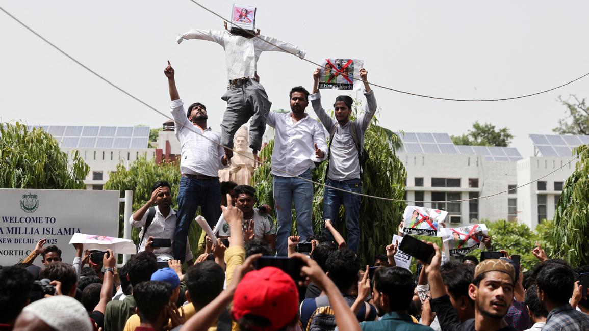 طلاب الجامعة الإسلامية يحملون اللافتات خلال الاحتجاج  - الهند (رويترز / أنشري فادنافيس)