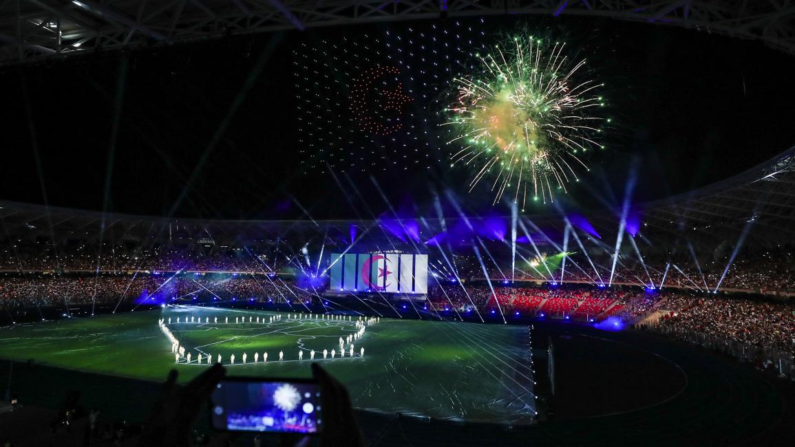 احتضن ملعب مدينة وهران الأولمبي الذي يسع 40 ألف متفرج حفل الافتتاح (سرحات كاجداس/الأناضول)