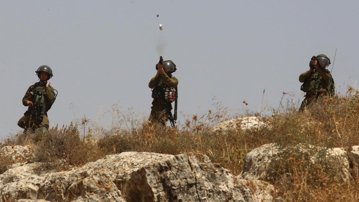 جنود الاحتلال يطلقون قنابل الغاز (نضال اشتية/الأناضول)