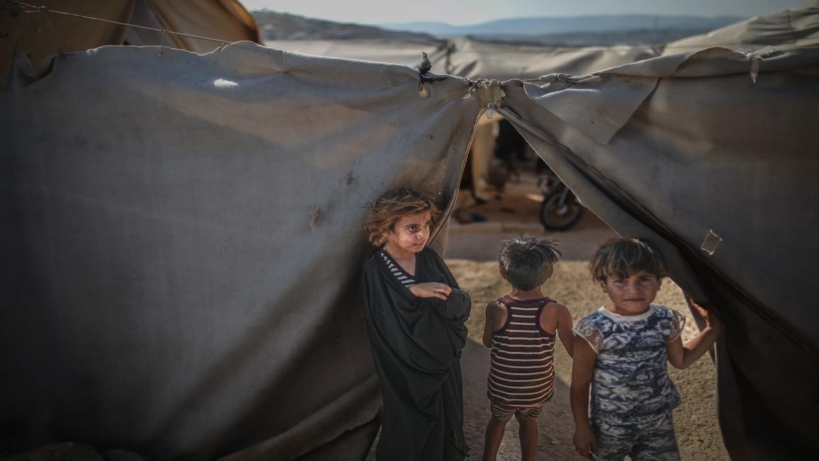 أطفال سوريون في مخيم قرب الحدود السورية التركية في محافظة إدلب في 22/6/2022 (الأناضول)