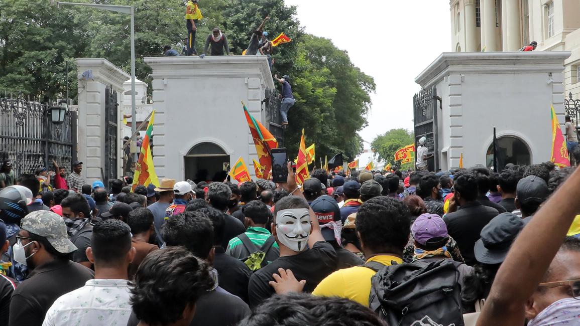 اقتحم المتظاهرون في سريلانكا القصر الرئاسي بالعاصمة كولومبو (M.A. Pushpa Kumara/الأناضول)