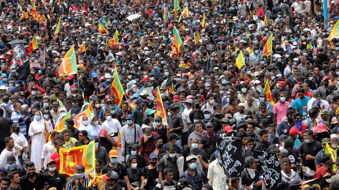 اجتمع آلاف المحتجين في كولومبو بعد إلغاء قرار حظر التجوّل، حاملين رايات سوداء (M.A. Pushpa Kumara/الأناضول)
