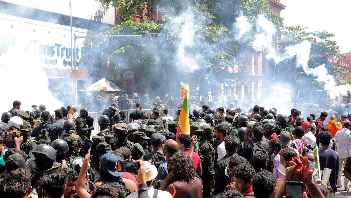 قوات الأمن أطلقت رصاصاً تحذيرياً في الهواء بغرض تفريق المتظاهرين (M.A. Pushpa Kumara/الأناضول)