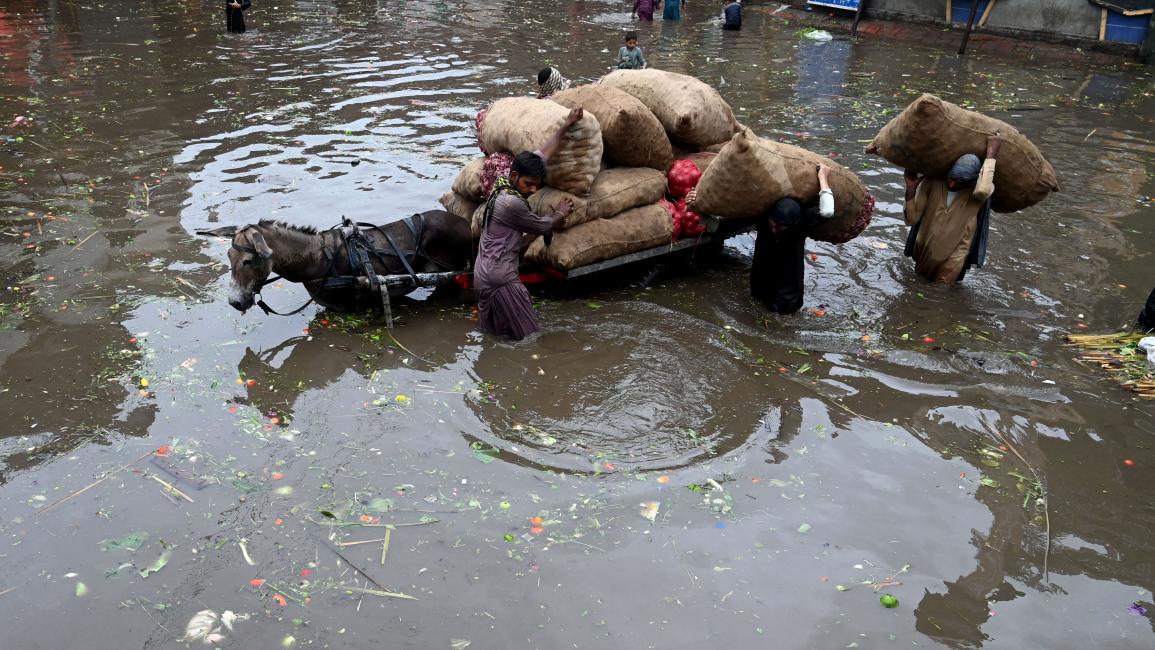 باكستانيون وسط فيضانات باكستان 5 (عارف علي/ فرانس برس)