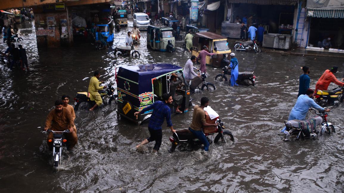 باكستانيون وسط فيضانات باكستان 4 (عبد ضيا/ الأناضول)