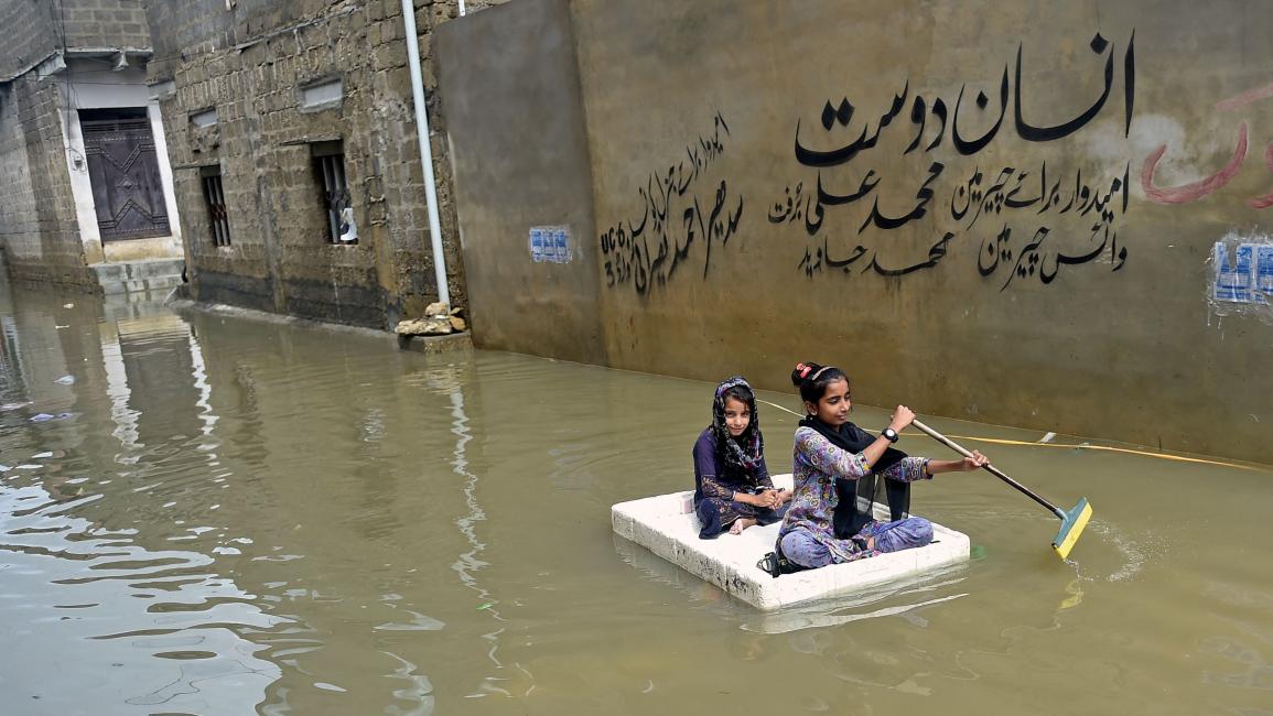 باكستانيون وسط فيضانات باكستان 1 (رضوان تباسوم/ فرانس برس)