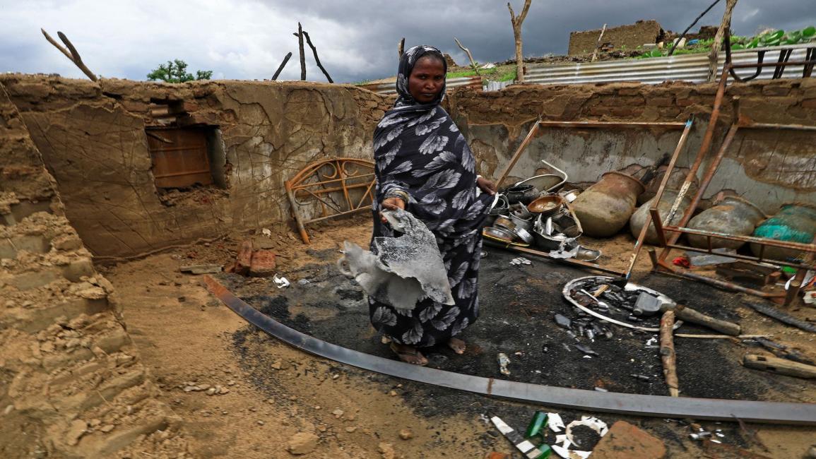 امرأة داخل منزلها المدمر بعد اشتباكات قبلية في الرصيروص في ولاية النيل الأزرق جنوب شرق السودان في 8 /8/ 2022 (فرانس برس)