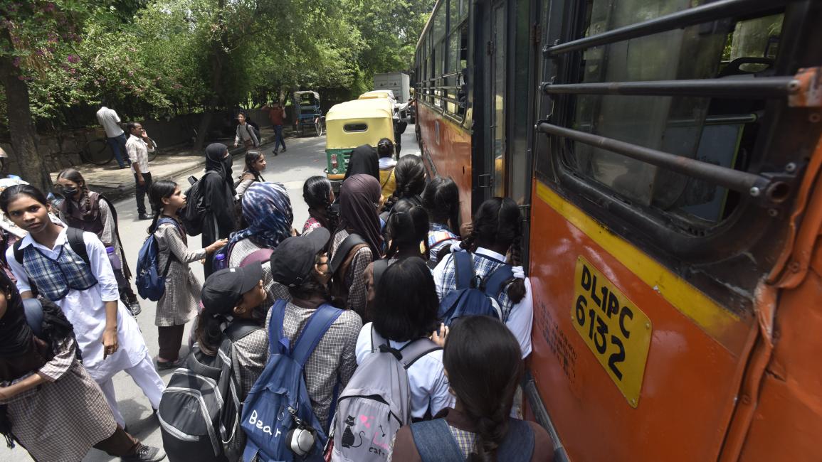 الحافلة تخفف عنهم عناء حمل الحقيبة في الهند (سلمان علي/ Getty)
