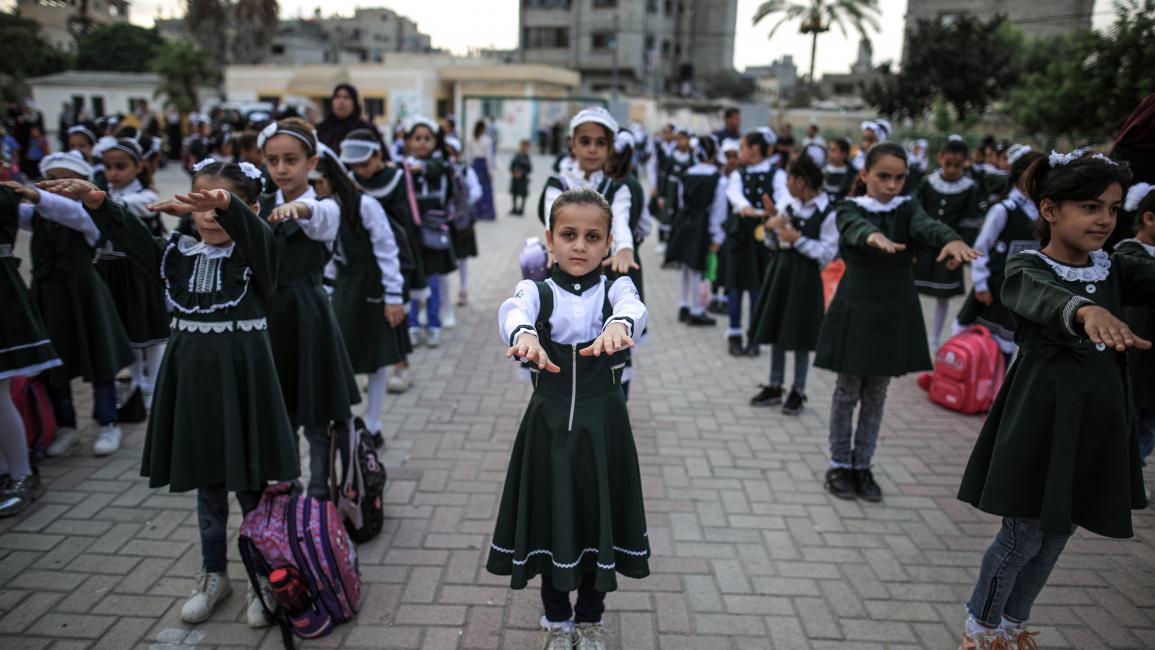 عادة ما تكون الحقائب المدرسية ثقيلة في مدارس قطاع غزة (علي جاد الله/ الأناضول)