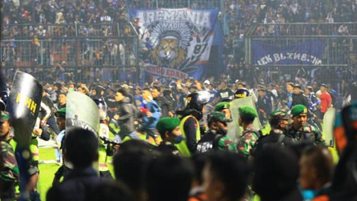 ملعب كرة في إندونيسيا عام 2022: وقع تدافع في ملعب كرة قدم في مالانغ (شرق جزيرة جاوة) بعد أن صدت الشرطة الجماهير بالغاز المسيل للدموع، ما تسبب في مقتل 133 شخصاً (سوريانتو/الأناضول)