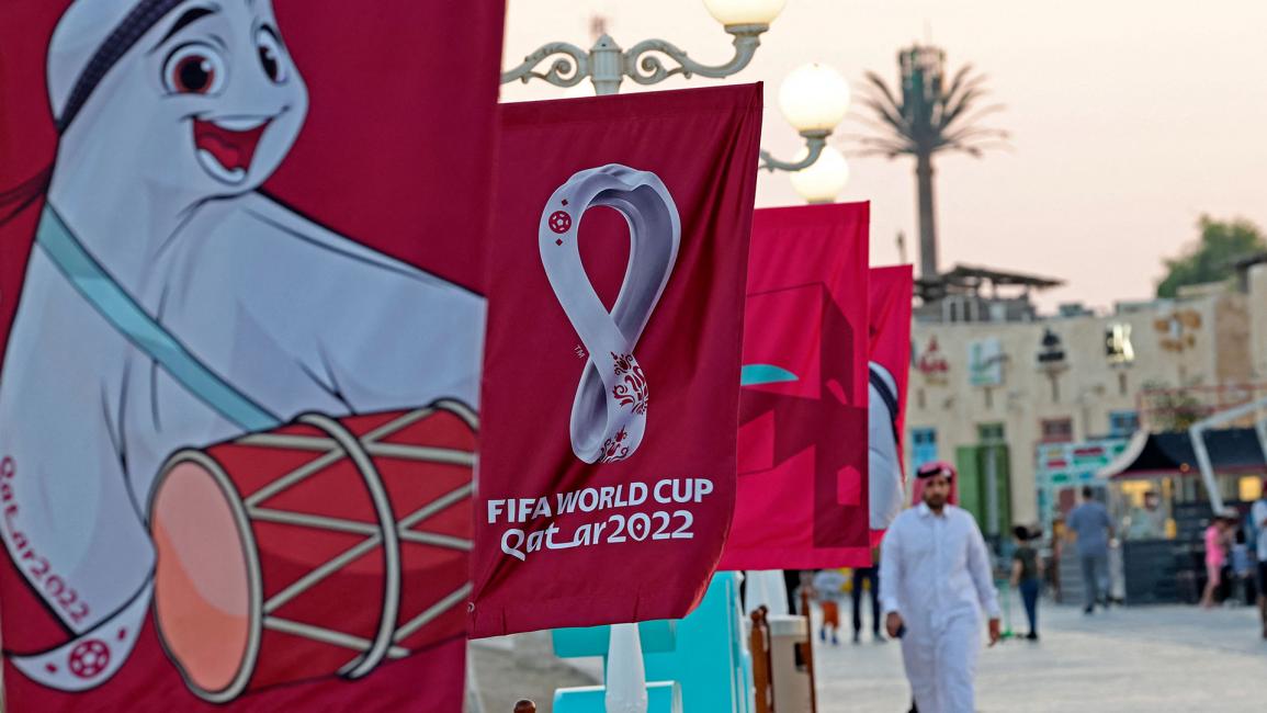 وضعت أعلام "لعيب" تعوذية مونديال قطر في معظم الأماكن العامة (جوزيبي كاكاجي/فرانس برس)