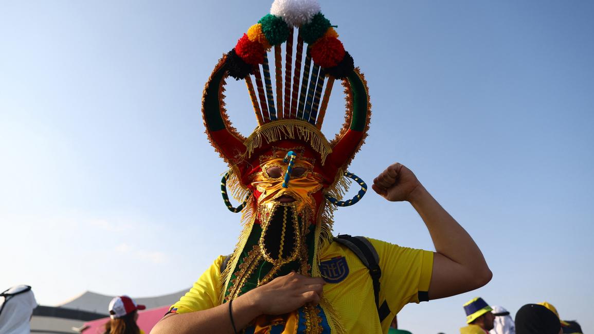 مشجع من الإكوادور يرتدي قناعا أمام الاستاد قبل المباراة (بيرناديت زابو/رويترز)