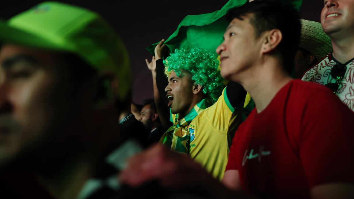 مشجع برازيلي يلوح بالعلم خلال الافتتاح الرسمي للمهرجان (غونزالو أرويو/Getty)