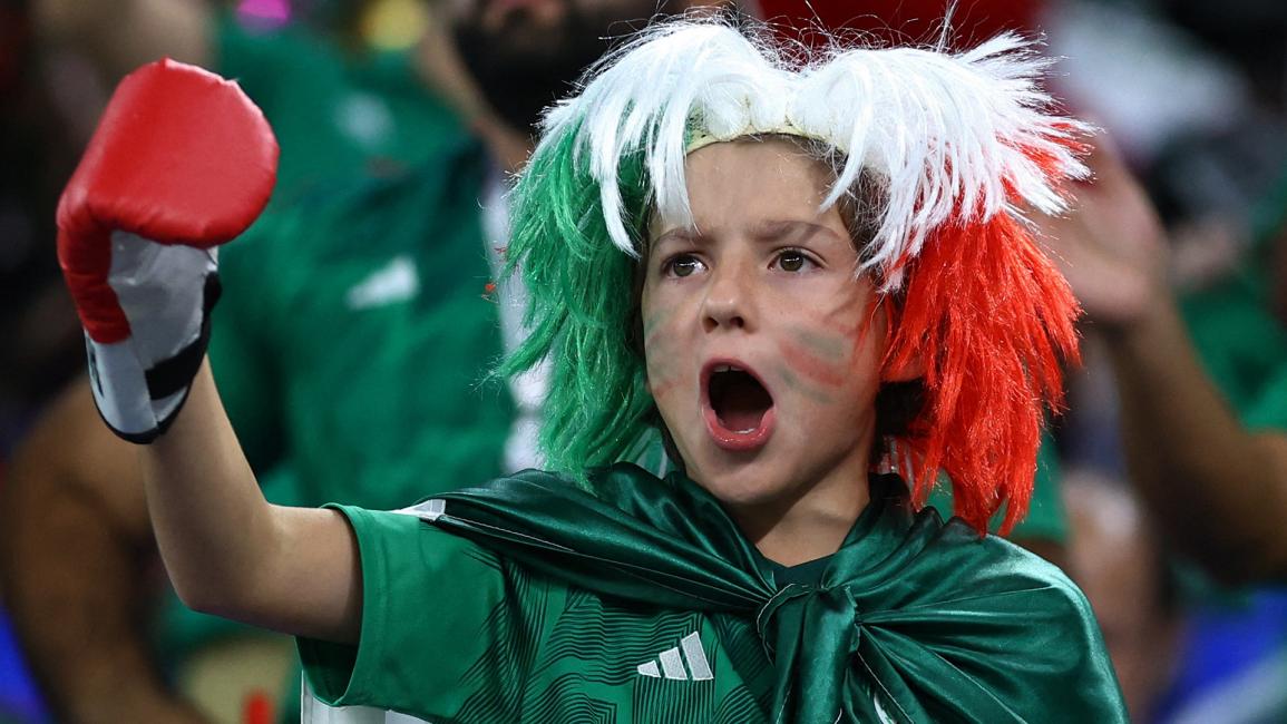 طفل يشجع ويتفاعل في مباراة المكسيك (هانا مكاي/رويترز)