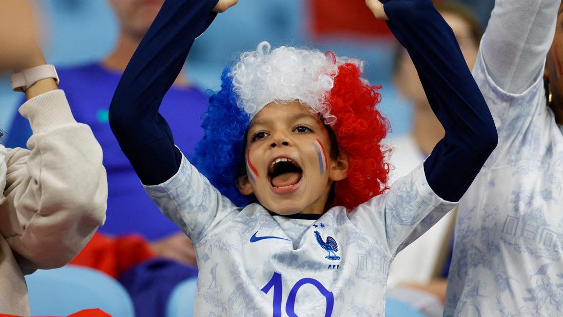 مشجع صغير من فرنسا داخل الملعب قبل مباراة فرنسا وأستراليا (عيسى كاتو/رويترز)