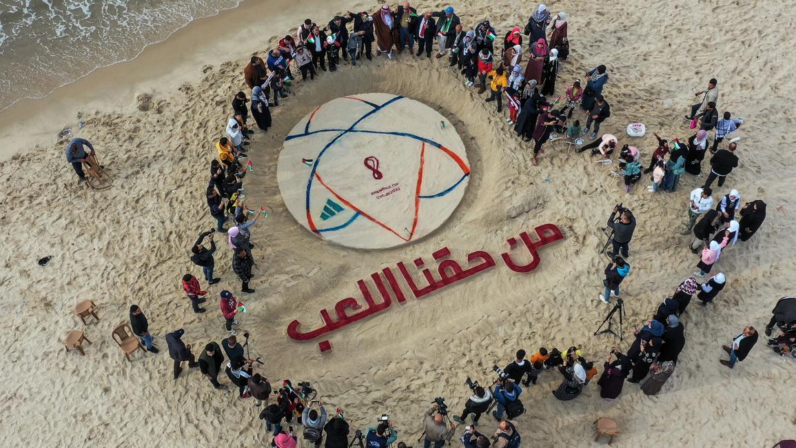صممت اللوحة الرملية على شكل كرة وضمّت شعار مونديال قطر 2022 (علي جاد الله/ الأناضول)
