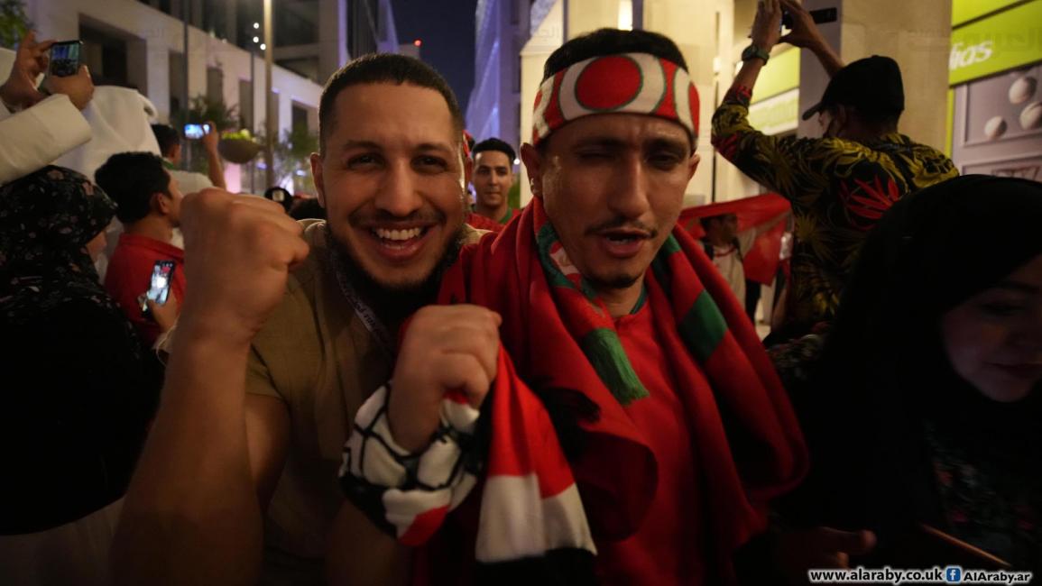 الجمهور المغربي يحتفل في شوارع الدوحة (تصوير: حسين بيضون)