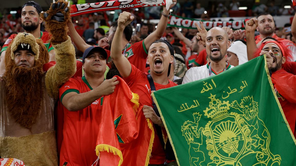 مشجعو المغرب وأحدهم يرتدي زي الأسد (إريك فيرهوفن / Getty)