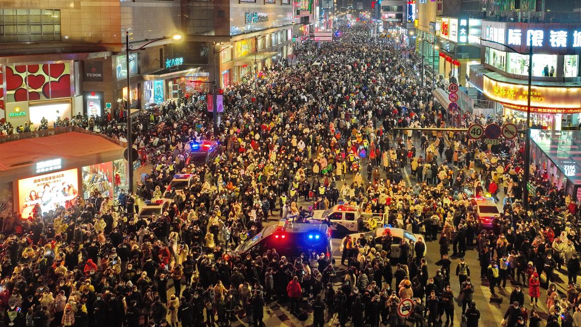 حشود من الصينيين يتابعون عرضا فلكلورياً (زو كونغجون/Getty)