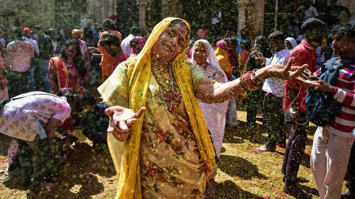 مهرجان "هولي" بالهند.. أرامل يحتفين بالألوان في مشاهد مبهجة