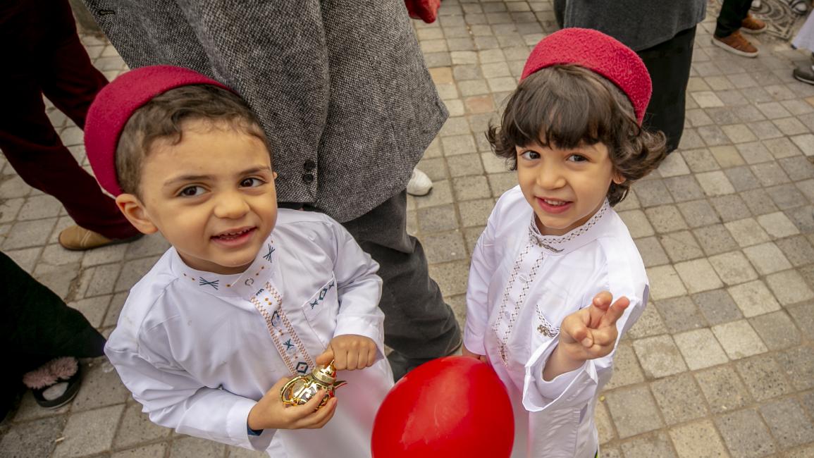طفلان بالملابس التقليدية في تونس (ياسين جايدي/الأناضول)