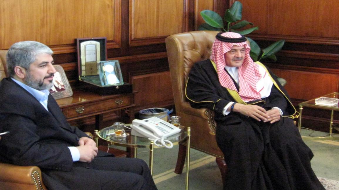 وزير الخارجية السعودي الراحل سعود الفيصل ورئيس المكتب السياسي السابق لحركة حماس خالد مشعل في الرياض (3/1/2020 فرانس برس)