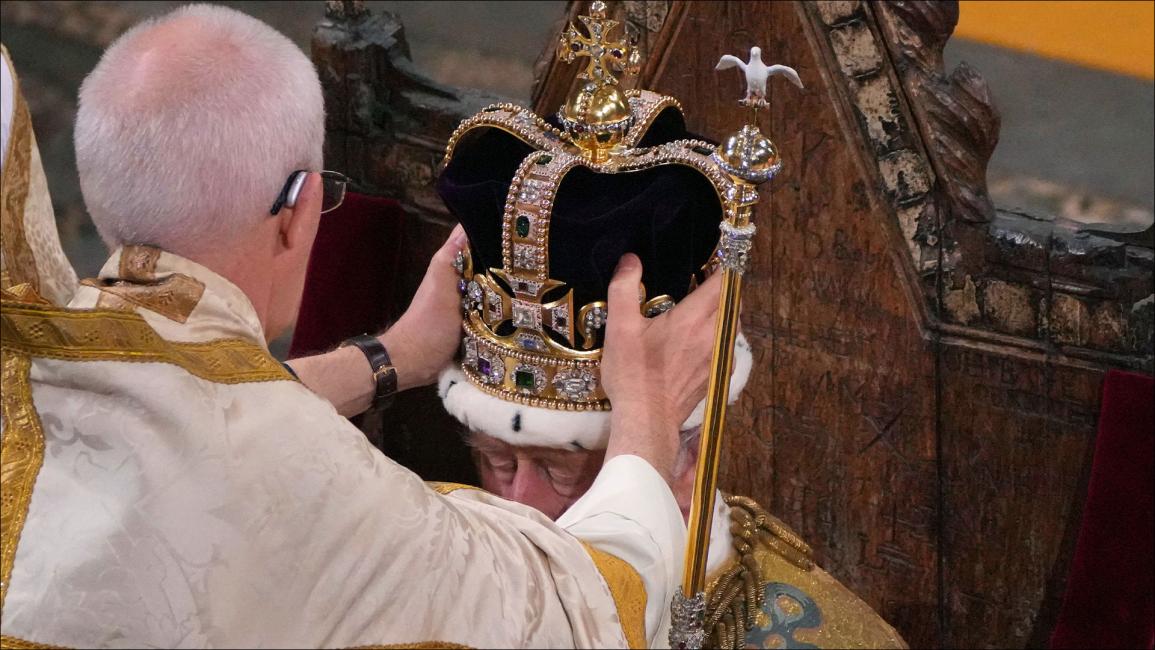 توج الملك تشارلز الثالث بتاج القديس إدوارد من قبل رئيس أساقفة كانتربري (آرون تشاون/ Getty) 