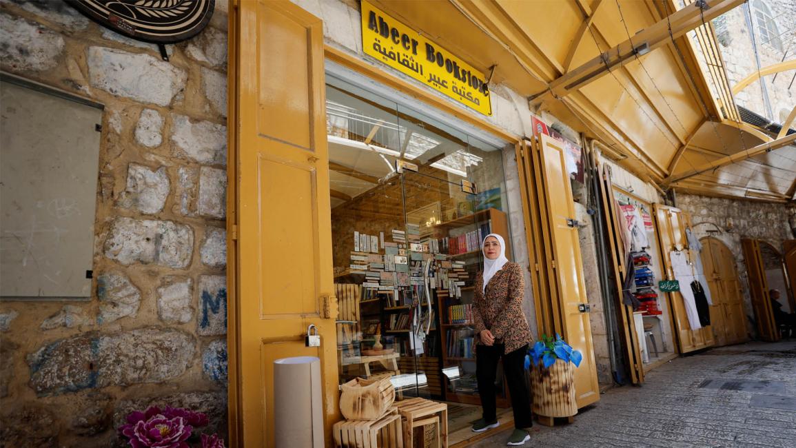 شابة فلسطينية تحوّل متجر عائلتها إلى مكتبة في الخليل