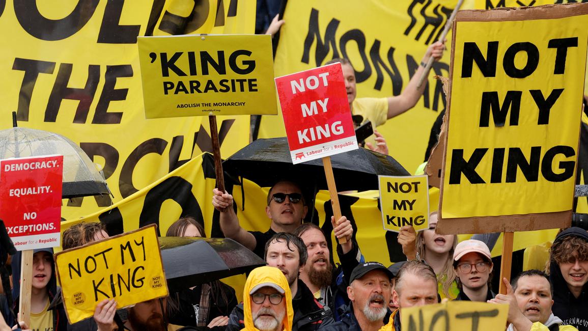متظاهرون يحملون لافتات في يوم تتويج ملك بريطانيا تشارلز والملكة كاميلا (بيروشكا فان دي وو / Getty)