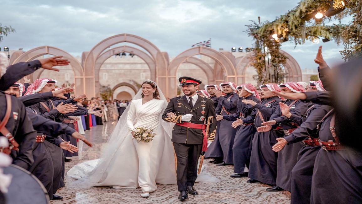 الأمير الحسين والأميرة رجوى يغادرات قصر زهران خلال حفل زفافهما في 1 يونيو 2023 في عمان ، الأردن