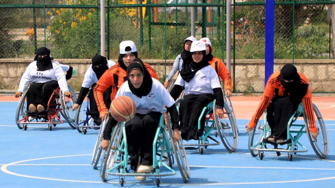 نساء يمنيات يشاركن في بطولة كرة السلة على الكراسي المتحركة (محمد حويس/ وكالة الصحافة الفرنسية)