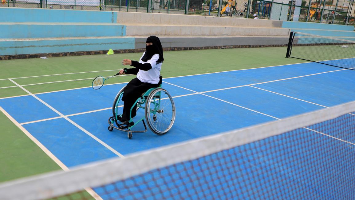 سيدة يمنية تشارك في بطولة كرة الريشة (محمد حويس/ وكالة الصحافة الفرنسية)