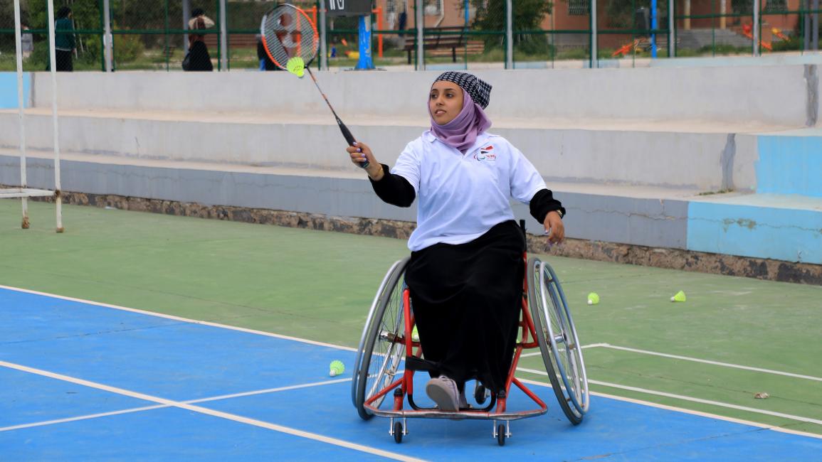 سيدة أخرى تشارك في بطولة كرة الريشة (محمد حويس/ وكالة الصحافة الفرنسية)